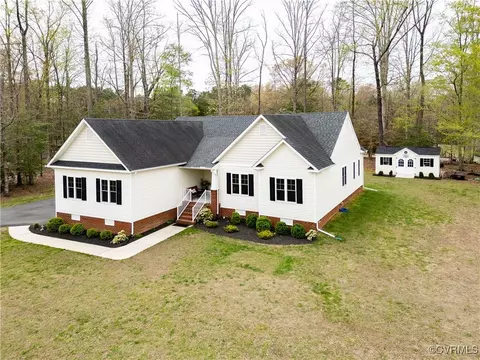 6036 Jenkins Bluff Ln, Sandston, VA 23150