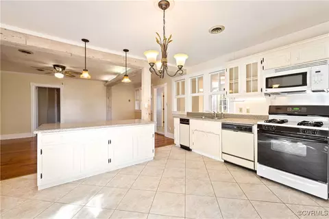Kitchen - 20117 Cox Rd, Sutherland, VA 23885 photo 3 of 4