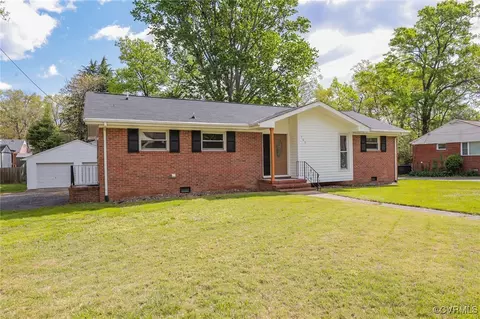 105 Homestead Dr, Colonial Heights, VA 23834