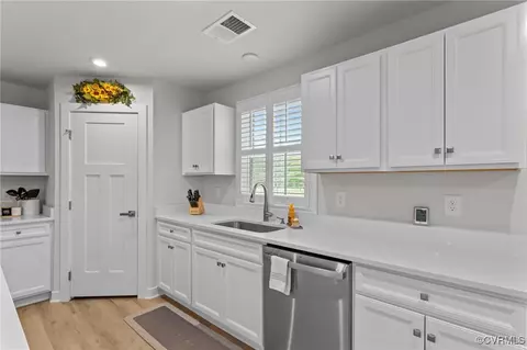 Kitchen - 8106 W Danube Loop, New Kent, VA 23124 photo 5 of 6