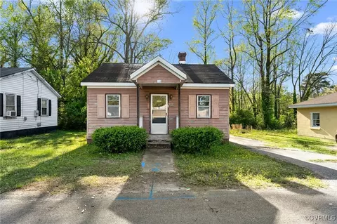 104 South St, Wakefield, VA 23888