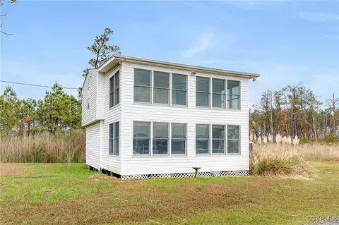 385 Little Oyster Ln, White Stone, VA 22578