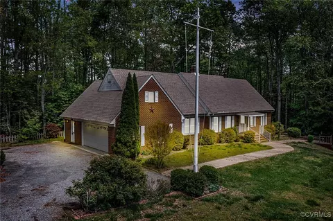 75 Lakeside Dr, Callao, VA 22435