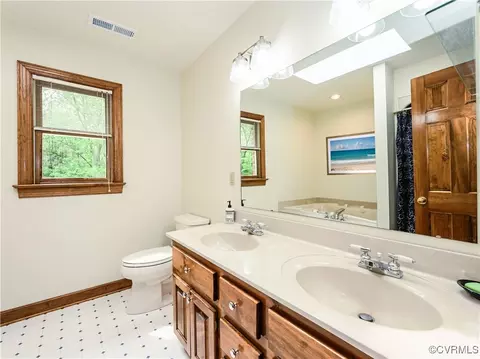 Bath - 19550 Templeton Rd, Carson, VA 23830 photo 2 of 4