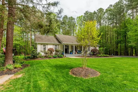 9190 Buttonwood Ln, Amelia Court House, VA 23002