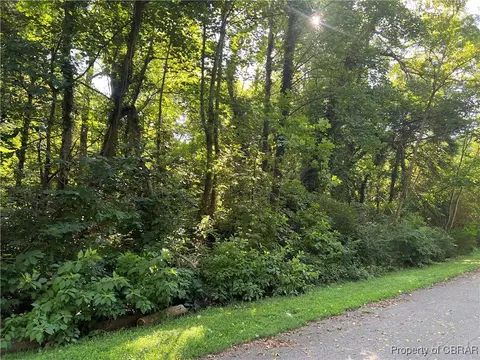 000 Orchard Cove Rd, Locust Hill, VA 23092