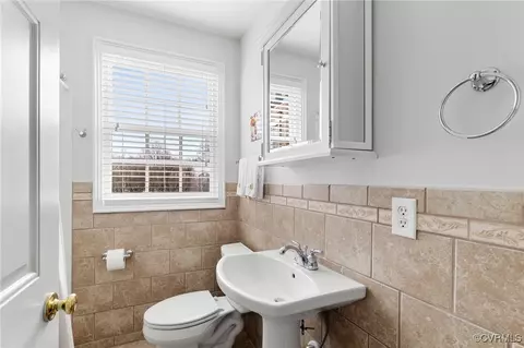 Bath - 43 E Lock Ln, Richmond, VA 23226 photo 2 of 3