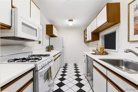 Kitchen - 11719 S Briar Patch Dr, Midlothian, VA 23113 photo 1 of 4