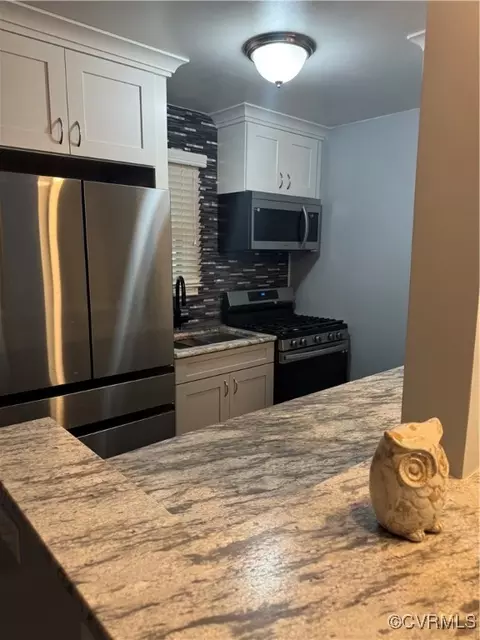 Kitchen - 11935 W Briar Patch Dr, Midlothian, VA 23113 photo 3 of 4
