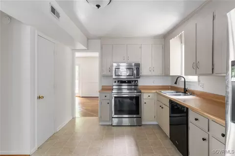 Kitchen - 13503 Headwaters Pl, Midlothian, VA 23113 photo 1 of 3