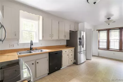 Kitchen - 13503 Headwaters Pl, Midlothian, VA 23113 photo 3 of 3