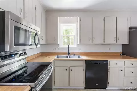 Kitchen - 13503 Headwaters Pl, Midlothian, VA 23113 photo 2 of 3