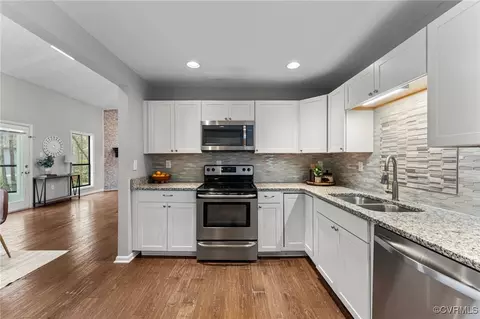 Kitchen - 14323 Spring Gate Ct, Midlothian, VA 23112 photo 4 of 4