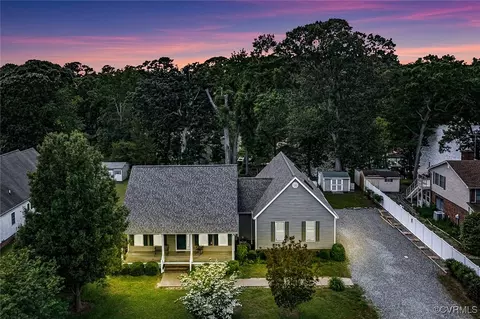 387 Harbor Dr, Reedville, VA 22539