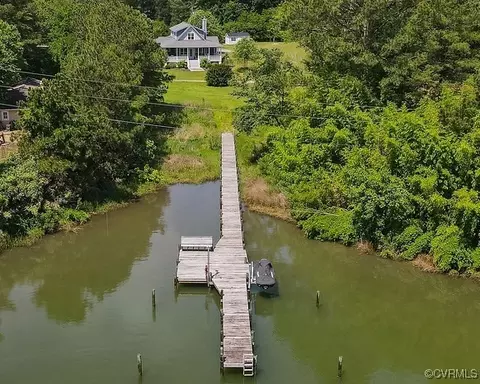 69 Light Keeper Ln, Hallieford, VA 23068