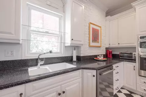 Kitchen - 1630 Park Ave, Richmond, VA 23220 photo 4 of 6