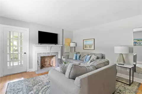 Living - 1012 Ridgecliff Dr, Richmond, VA 23224 photo 1 of 3