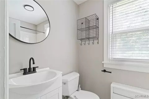 Bath - 1012 Ridgecliff Dr, Richmond, VA 23224 photo 3 of 4