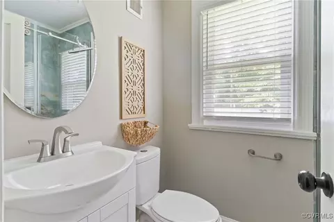 Bath - 1012 Ridgecliff Dr, Richmond, VA 23224 photo 1 of 4