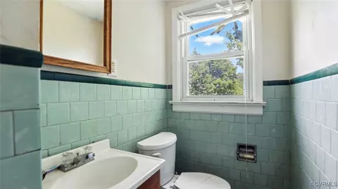 Bath - 17 E 31st St, Richmond, VA 23224 photo 3 of 5