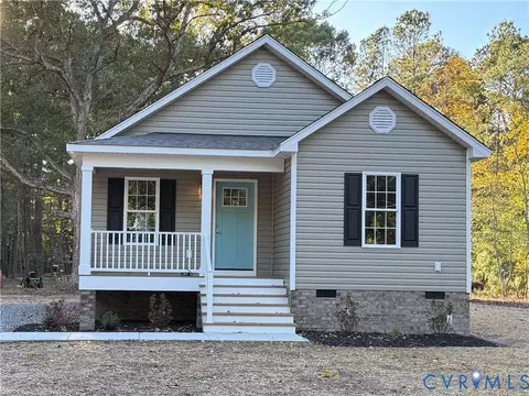 26 Tupelo St, Deltaville, VA 23043