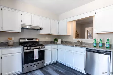 Kitchen - 20 Madrone Pl, Hampton, VA 23666 photo 2 of 3