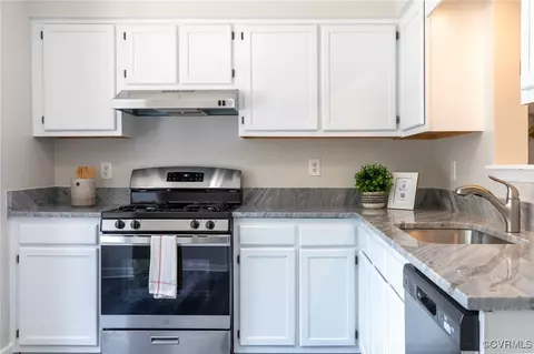 Kitchen - 20 Madrone Pl, Hampton, VA 23666 photo 1 of 3