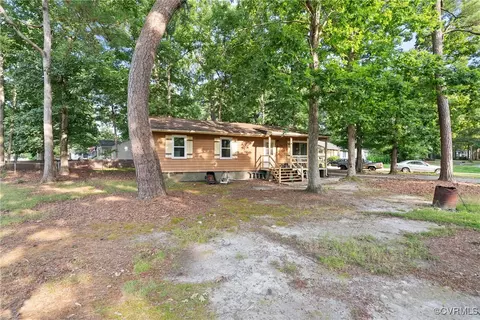 19501 Walker Ave, Colonial Heights, VA 23834