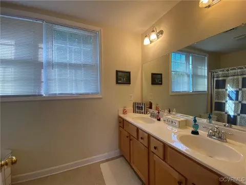 Bath - 4554 Plank Rd, Kenbridge, VA 23944 photo 4 of 5