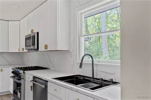 Kitchen - 113 Rappa Run Rd, Topping, VA 23169 photo 8 of 9