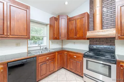 Kitchen - 1237 Elmart Ln, North Chesterfield, VA 23235 photo 5 of 6