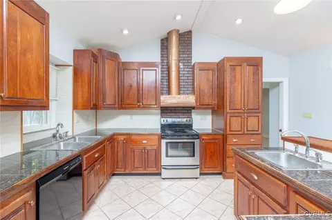Kitchen - 1237 Elmart Ln, North Chesterfield, VA 23235 photo 4 of 6