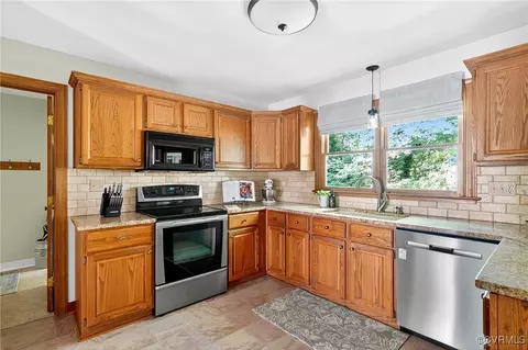 Kitchen - 5902 N Point Ct, Midlothian, VA 23112 photo 2 of 4