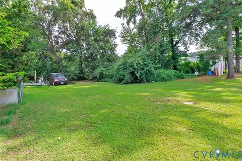 Exterior - 889 W Main St, Smithfield, VA 23430 photo 5 of 13