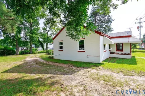 Exterior - 889 W Main St, Smithfield, VA 23430 photo 2 of 13