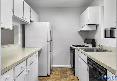 Kitchen - 11814 N Briar Patch Dr, Midlothian, VA 23113 photo 2 of 3