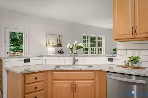 Kitchen - 14618 Windjammer Dr, Midlothian, VA 23112 photo 4 of 9