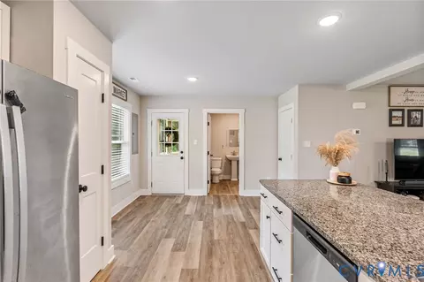 Entry Way - 511 5th St, Blackstone, VA 23824 photo 2 of 5