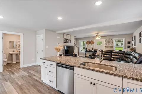 Entry Way - 511 5th St, Blackstone, VA 23824 photo 3 of 5