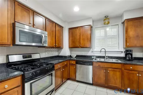Kitchen - 38 E Lock Ln #4, Richmond, VA 23226 photo 2 of 3