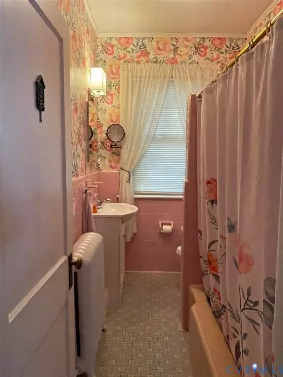 Bath - 145 Carroll Ave, Colonial Heights, VA 23834 photo 1 of 2