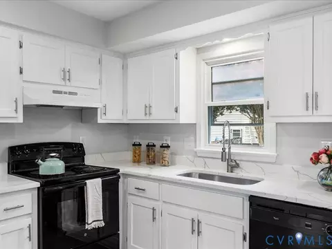 Kitchen - 7423 Pineleaf Dr, North Chesterfield, VA 23234 photo 2 of 2