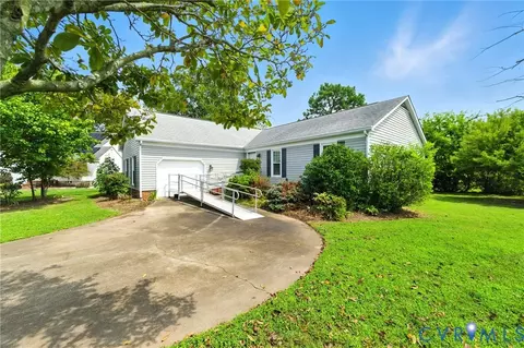 36 Sandpiper Ct, Hampton, VA 23669