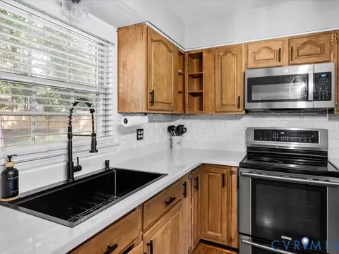 Kitchen - 11118 Sunfield Dr, Midlothian, VA 23112 photo 4 of 6