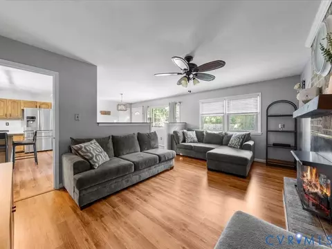 Living - 11118 Sunfield Dr, Midlothian, VA 23112 photo 3 of 4