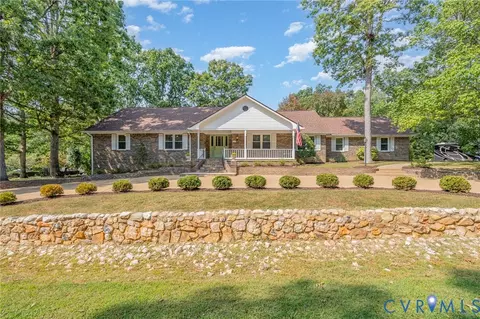 2 Hunters Ct, Fredericksburg, VA 22405