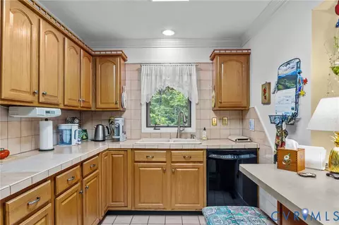 Kitchen - 3209 Shadow Oaks Rd, Midlothian, VA 23112 photo 2 of 5