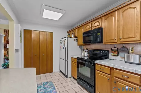 Kitchen - 3209 Shadow Oaks Rd, Midlothian, VA 23112 photo 4 of 5
