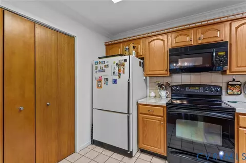 Kitchen - 3209 Shadow Oaks Rd, Midlothian, VA 23112 photo 3 of 5