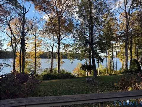 5601 Promontory Pointe Rd, Midlothian, VA 23112